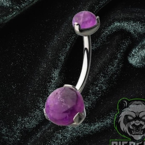 Piercing de umbigo de titânio ASTM F136 com rosca interna, calibre 14g, ametista cravejada com garras duplas redondas.