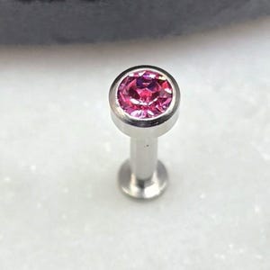 14g Tytanowy gwint wewnętrzny 4 mm Okrągły różowy pierścień osadzony cyrkonią Gem ASTM F136 Labret Warga Medusa Barbell Piercing Chrząstka Helix Tragus Conch