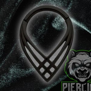 Puede incluir: Anillo de septum negro con diseño geométrico. El anillo tiene un cierre de bisagra y un patrón decorativo calado en el centro. El logotipo de Piercing Panda está en la esquina inferior derecha.
