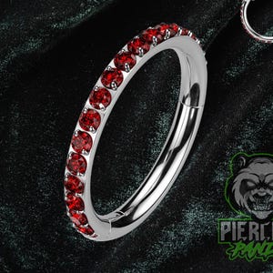 Pendiente de aro para piercing de nariz, hélice y cartílago, de titanio ASTM F136, con gema de circonita cúbica con líneas laterales, segmento con bisagra, con cierre de clic, de zirconita roja infinita.
