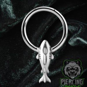 Anillo CBR cautivo de 16 g y 14 g con dije de tiburón extraíble para piercing de hélice, cartílago y septum.
