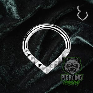 16g sierlijke V Pyramid Stud 316L Chirurgisch Stalen Spikes Scharnierend Segment Septum Helix Kraakbeen Daith Hoop Piercing Ring