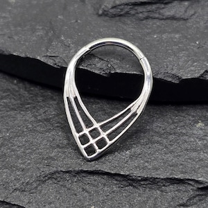 Anillo de perforación de cartílago con segmento articulado con pinchos y forma de chevron ASTM F136 de titanio de 16 g con forma de hélice y cartílago