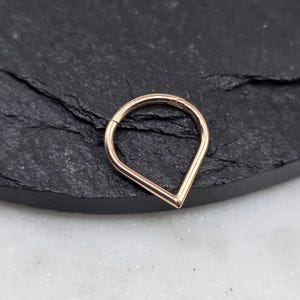 16g Polido Ouro Rosa V Spike Articulado Segmento Clicker Piercing Anel de Argola Sólido Aço Cirúrgico 316L Septo Daith Cartilagem