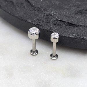 16g Titanio ASTM F136 Filettature interne Bianco Rotondo Castone Gemma Medusa Trago Elica Conca Cartilagine Orecchino Labret Barbell
