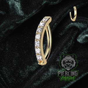 Piercing de barra de titanio 6AL4V ELi ASTM F136 de 16 g con forma de torre curva y clicker, con gemas de circonita cúbica blanca cuadradas y baño de PVD dorado.