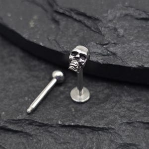 Piercing para labio, labio, cartílago, hélice, trago, caracola, acero quirúrgico, sin óxido, 16 g, 18 g, esqueleto de calavera o bola en la parte posterior, para Halloween