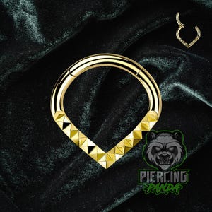 16g Titânio ASTM F136 Dainty V Pirâmide Stud Implante Grau Spikes Articulado Ouro Pvd Segmento Septo Hélice Cartilagem Daith Hoop Piercing Anel