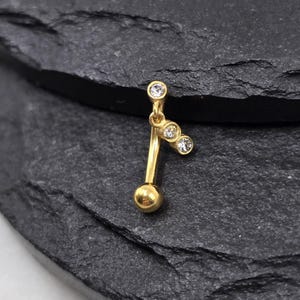 Anel de piercing com rosca externa curvada em aço cirúrgico 316L sólido com pedras pendentes de 16g e revestimento em PVD dourado