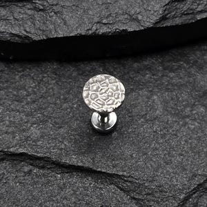 16g ASTM F136 Grade 23 Titanium Internal Thread Hammered Circle Small Bottom Disc Tragus Helix Conch Cartilage Earring Labret Barbell