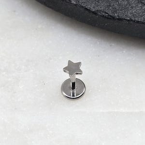 Barra trasera plana de estrella sin rosca, titanio ASTM F136, con disco de fondo plano, Labret, cartílago, caracola, hélice, Piercing para el trago