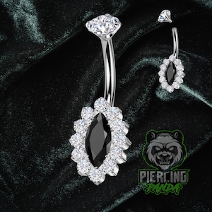 Pode incluir: Um piercing de umbigo prateado com uma grande gema preta rodeada por pedras transparentes. O anel tem uma barra curva e uma pedra transparente no topo. Um brinco a condizer também é mostrado.