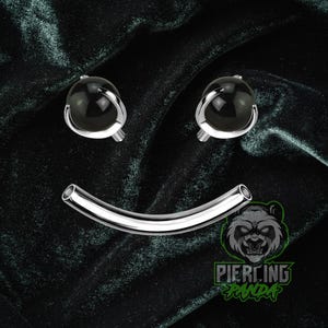 Piercing al sopracciglio curvo in titanio da 16 g, grado ASTM F136, con filettatura interna, artiglio, estremità in pietra di onice nero / Rook