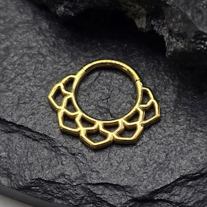 Piercing de cartilagem Daith Hoop em aço cirúrgico 316L com segmento articulado, mandala de flor de lótus, 16g, 8 mm, dourado, PVD, para cartilagem, septo e hélice