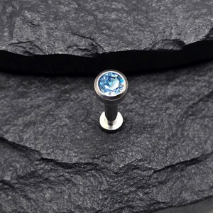 14g Tytan Wewnętrzny Gwint 4 mm Okrągły Niebieski Bezel Zestaw CZ Kamień ASTM F136 Labret Warga Medusa Barbell Piercing Chrząstka Ślimak Tragus Muszla