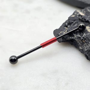 Piercing industrial con barra de acero inoxidable de 14 g y 16 g con alambre envuelto a mano en color negro IP de 1,6 mm y 1,2 mm (32 mm, 35 mm o 38 mm)