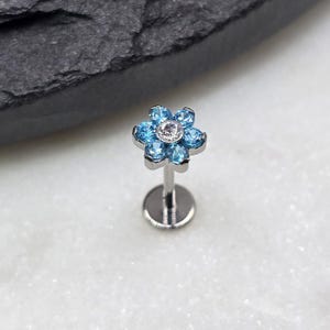 Titanium ASTM F136 Draadloos blauwe bloem CZ-halter met platte achterkant en platte onderkant labret kraakbeen conch helix tragus piercing