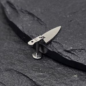 Piercing de titanio ASTM F136 sin rosca para carnicero, con forma de cuchillo, para cartílago, con parte trasera plana, para hélice, labio, asesino en serie, para Halloween