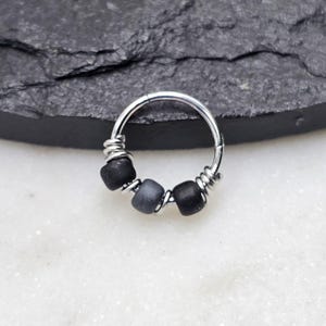 Brinco de argola de nariz com contas de vidro preto e cinza metálico, articulado, com clique, contas de arame enroladas, feito à mão, piercing de lóbulo, 20g, 18g e 16g