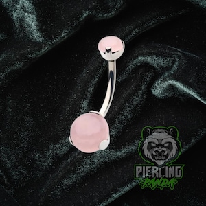 Piercing de umbigo de titânio ASTM F136 com rosca interna, 14g, quartzo rosa, cravação dupla em garras.