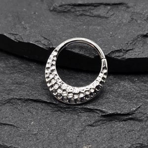 Anillo de perforación de cartílago con aro Daith, con segmento articulado, con pinchos, de titanio ASTM F136, de 16 g y grado de implante