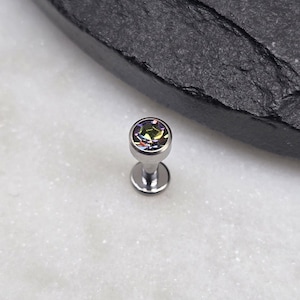 14g Tytanowy gwint wewnętrzny 4 mm Okrągły Ciemny AB Vitrail Bezel Set CZ ASTM F136 Labret Medusa Barbell Piercing Chrząstka Helix Tragus Conch