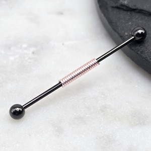 Piercing industrial tipo barra de titanio anodizado negro envuelto en alambre de oro rosa de 14 g y 16 g (32 mm, 35 mm o 38 mm)