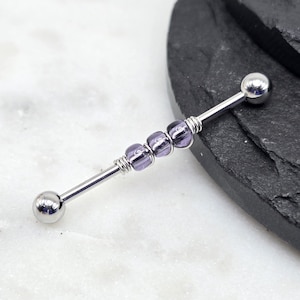 Joyería para perforación de cartílago con barra industrial envuelta en cuentas de color morado, de 14 g y 16 g (32 mm, 35 mm o 38 mm)