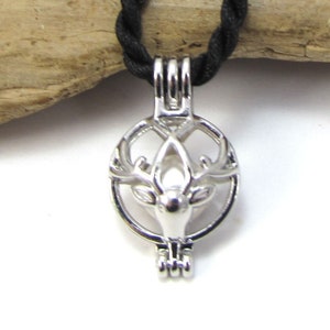 Naszyjnik Deer Cage, 26 x 16 mm Wisiorek w kształcie jelenia z białą perłą Swarovskiego o średnicy 8 mm, niestandardowa długość 2,3 mm Naszyjnik z nylonu z wykończeniem satynowym, pozycja 1917n