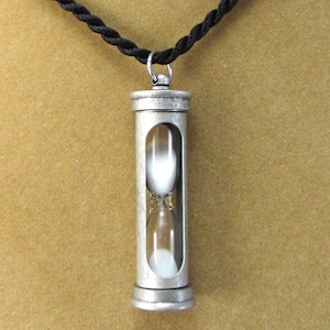 Collar con colgante de reloj de arena, 47 x 14 mm Colgante de reloj de arena de plata antigua, 2,5 mm Collar de nailon negro con acabado satinado, artículo 2067n