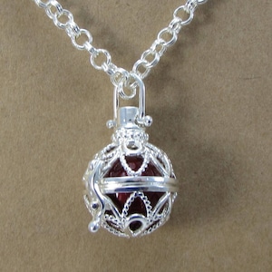 Naszyjnik z wisiorem w kształcie klatki, okrągły, 24 x 18,5 mm, z fantazyjnym wycięciem i zapięciem zabezpieczającym, 4 mm srebrny łańcuszek rolo, artykuł 1363n