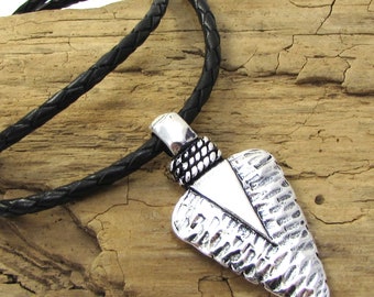 Collar con punta de flecha, 43 x 22 mm. Colgante de flecha martillada de doble cara, 3 mm. Cordón de cuero trenzado con longitud y color personalizados. Artículo 2264n.