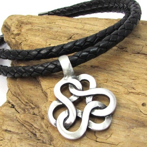 Collar de infinito, colgante entrelazado de 35 x 27 mm, collar de cuero trenzado de 5 mm de largo y color personalizados, artículo 2446n