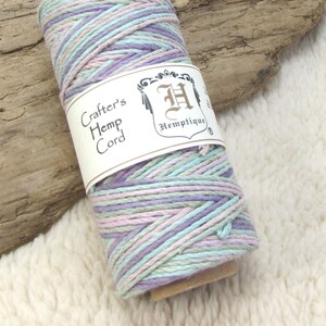Cordón de cáñamo de 1 mm, cordón morado pastel multicolor pulido Hemptique®, carrete de 205 pies, artículo 1343c