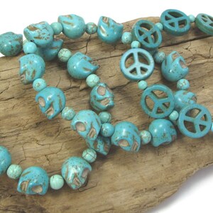 Schädel und Peace Zeichen Perlen, Magnesit und Chalk Türkis Perlen, drei (3) 6-1/2 &quot;Zoll Stränge auf dehnbare Schnur, Art 1148gsm