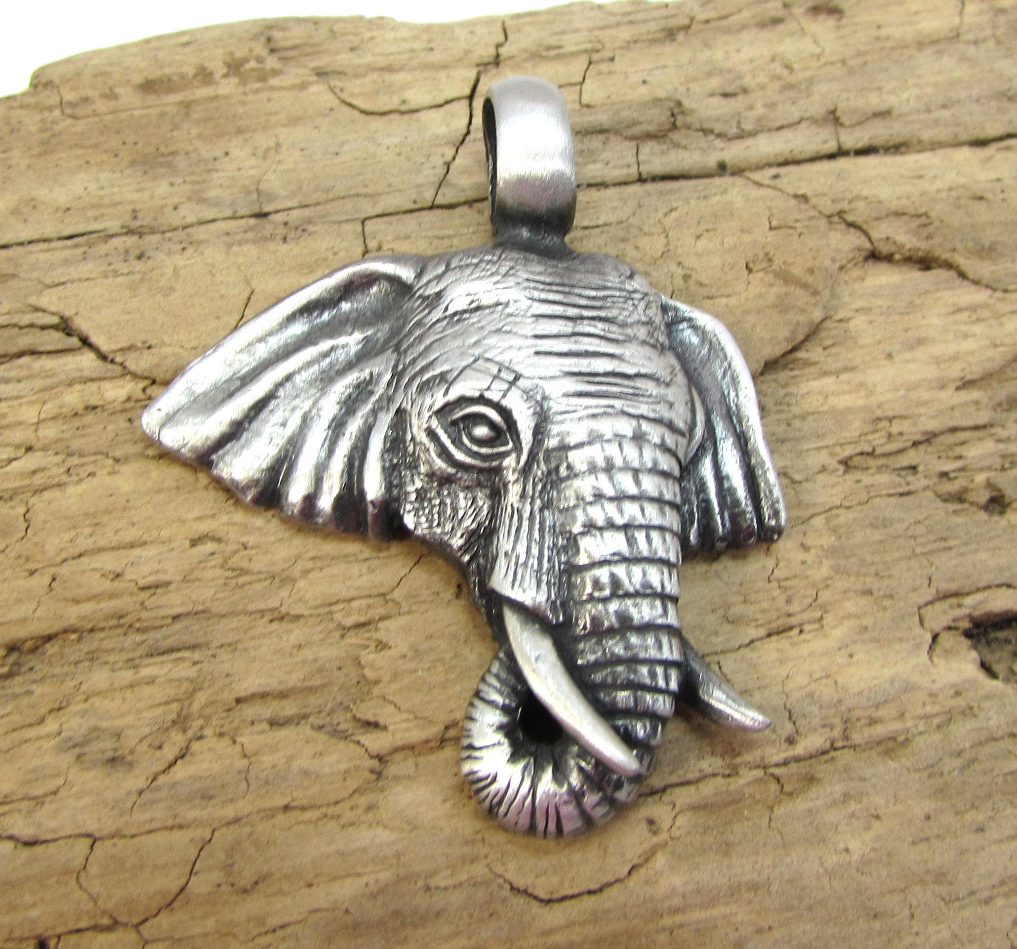 Pendentif éléphant Doré Vintage - Modèle Lune - Thème Dauphin (contradictoire) - Occasion