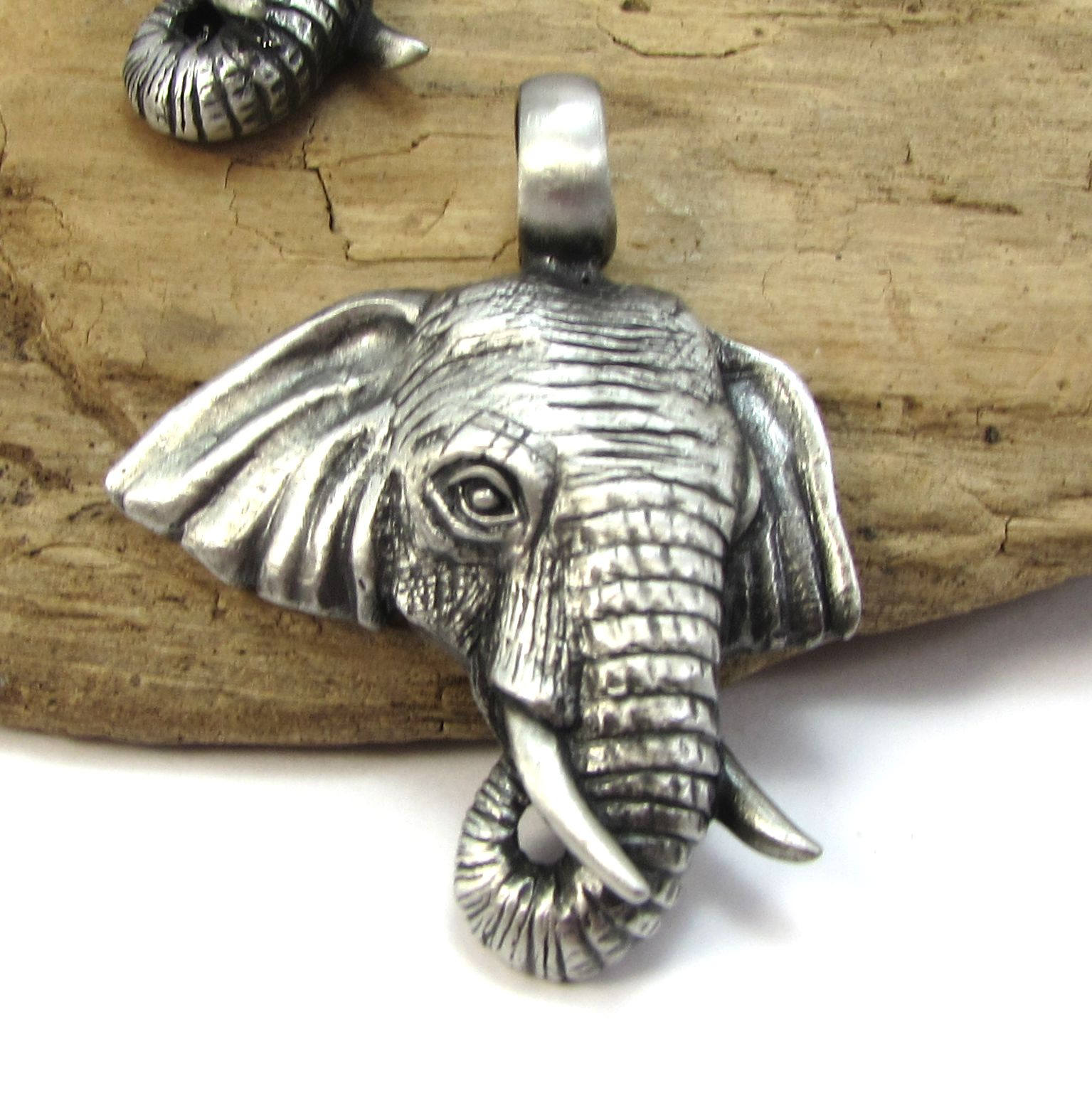 Pendentif éléphant Doré - Bijou Fantaisie Occasion - Thème Dauphin (erreur?)