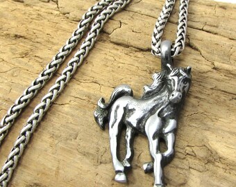 馬とペンダント 馬のペンダントネックレス、43 x 26 mm 馬のペンダント