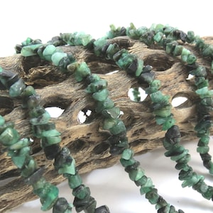 Lascas de Esmeralda, Pequenas Lascas de Esmeralda Verde, Fio de 45,7 cm (18 polegadas), Item 1023gss