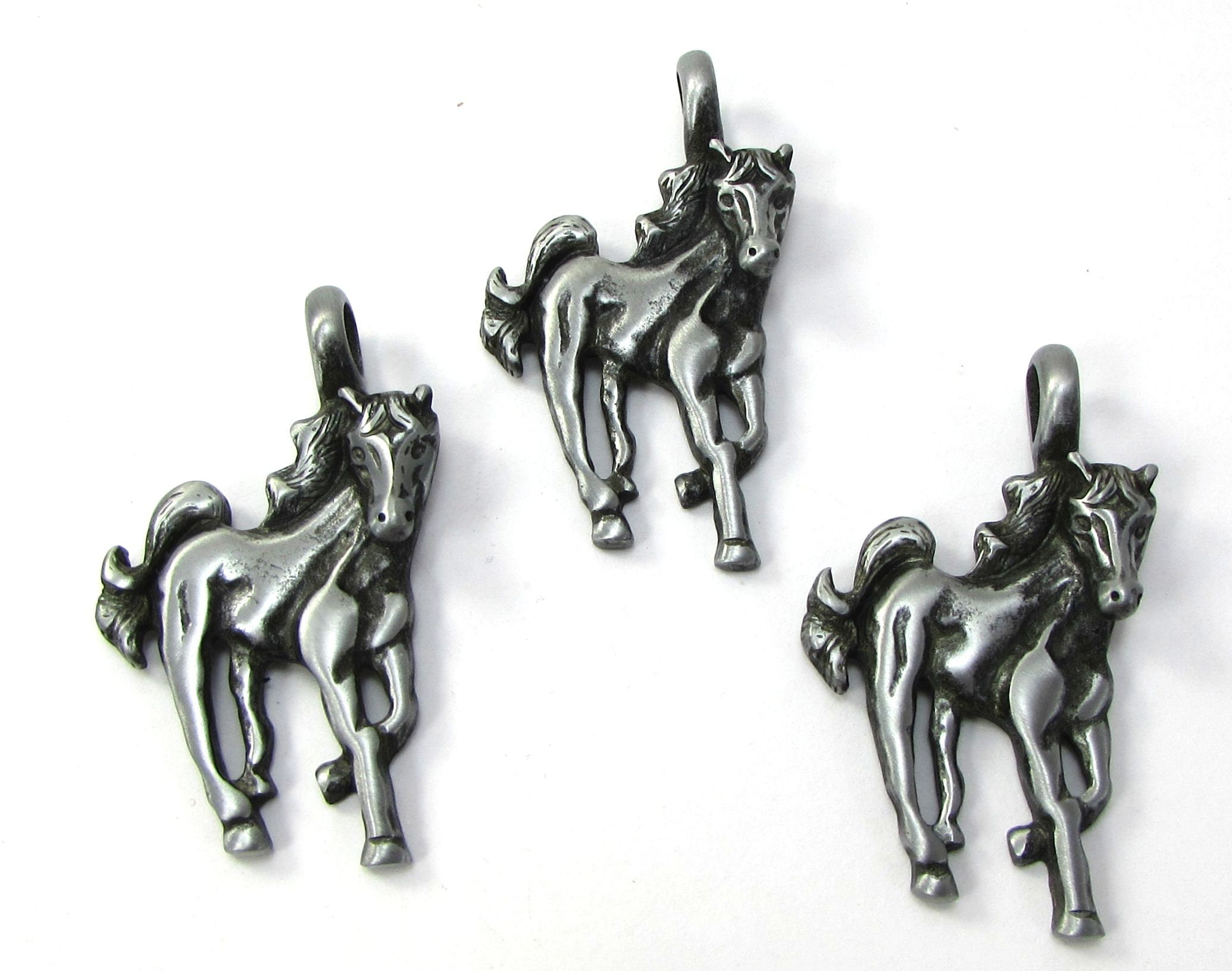 馬とペンダント 馬のペンダントネックレス、43 x 26 mm 馬のペンダント