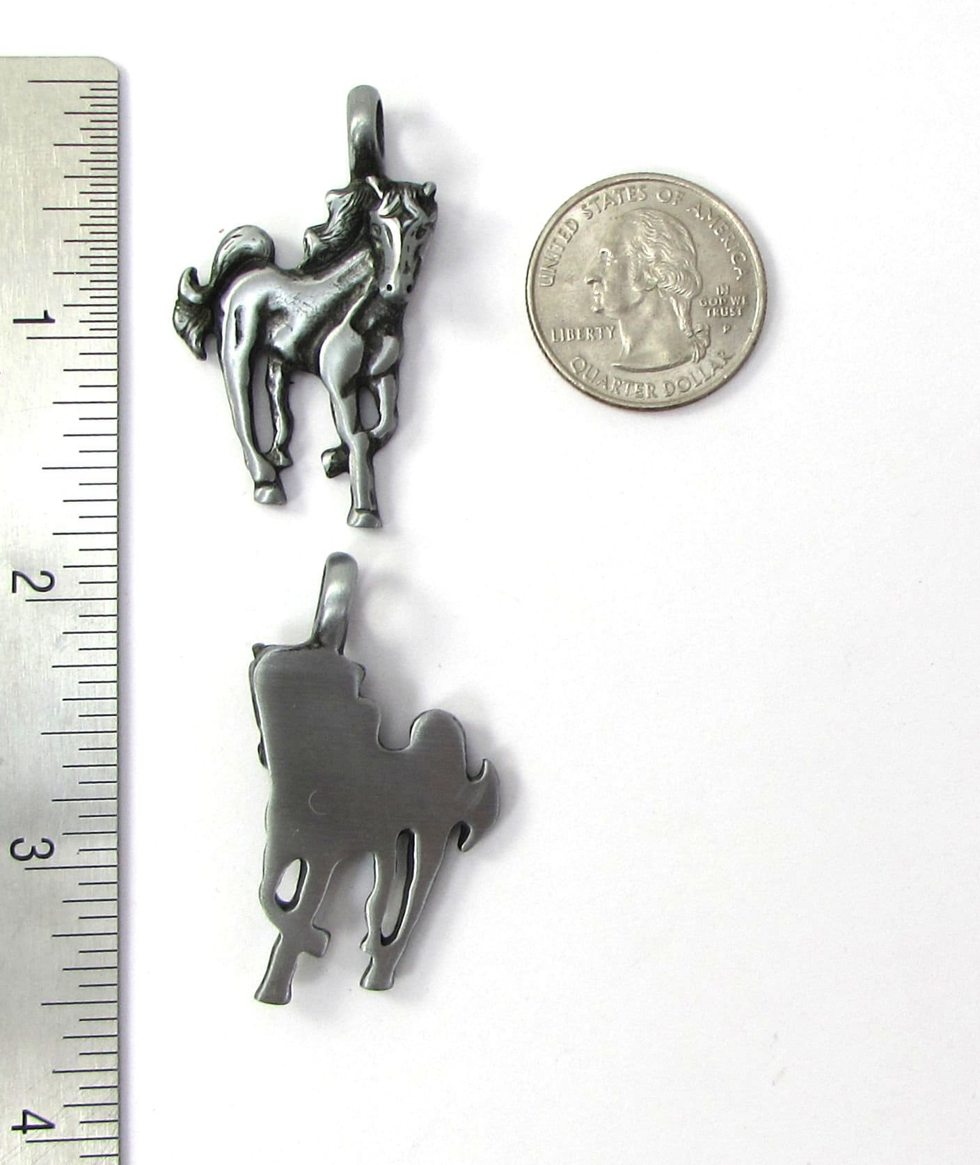馬とペンダント 馬のペンダントネックレス、43 x 26 mm 馬のペンダント