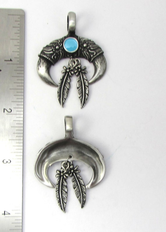 デュアルタロンウィズフェザーペンダント、49 x 36 mmタロンペンダント