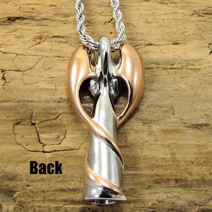 K&ouml;nnte beinhalten: Ein silberner und ros&eacute;goldener Engel-Anh&auml;nger mit einem gedrehten Design, der an einer silbernen Seilkette h&auml;ngt. Der Engel hat ausgebreitete Fl&uuml;gel und das Wort "Back" ist auf dem Holzgrund aufgedruckt.