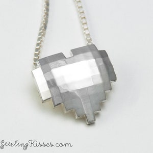 Ciondolo a forma di cuore pixel in argento sterling / Gioiello retrò da videogiocatore a 8 bit / Collana con ciondolo a forma di videogioco