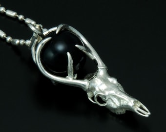 Colgante de calavera de ciervo en plata de ley con cuentas de vidrio negro - Joyería gótica inspirada en la naturaleza