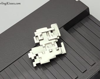 Colgante Jump Man en plata de ley. Collar retro clásico con dije de jugador de 8 bits.