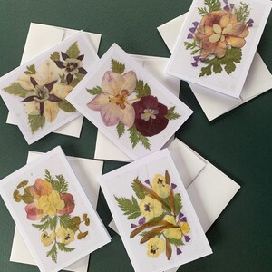Orchidea e altri fiori pressati a mano su un vero e proprio biglietto ricordo unico nel suo genere, set da 5, 4" x 5,25"