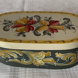 Delicate Oval Ivory and Olive Green Bentwood Box Hand Rosemaled With Traditional Style Telemark Rosemaling
