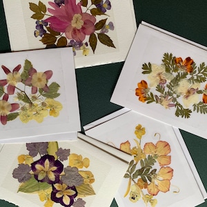 Peonia e altri fiori pressati a mano su un vero biglietto ricordo unico nel suo genere, set da 5 - 5,25" x 7,25"