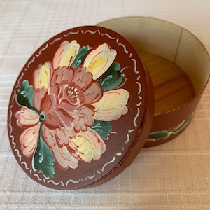 Delicate Small Round Bentwood Box Hand Rosemaled With Traditional Style Telemark Rosemaling